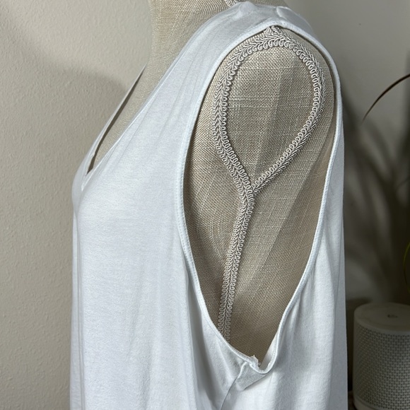 7 Old Navy XL Black or White Sleeveless Tops - Picture 4 of 16